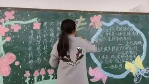 初一女生黑板报走红,画面细节叫人赞叹,校长都忍不住竖起大拇指