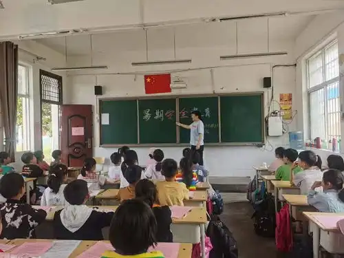 组织开展暑期安全教育主题班会活动