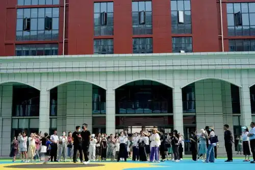 听说这座花园特别美商丘工学院附属兴华学校全体学生及家长代表参观新校区