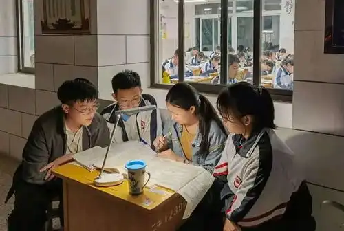 备战高考徐州这个学校的走廊里,竟多出不少课桌
