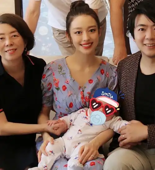 吉娜晒照庆祝儿子百天,产后恢复快身材纤瘦,郎朗手放位置好宠妻