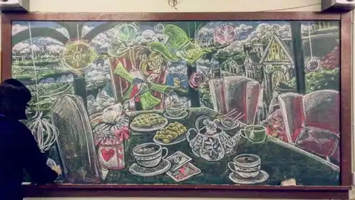 寻麓丨她们用粉笔在黑板上画出各种惊艳的作品...原来我们对粉笔的力量一无所知