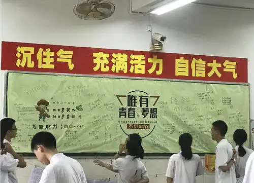 高考结束肇庆考场外的这些瞬间,太感人