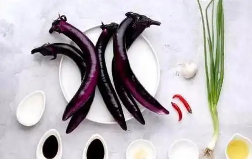 蒸茄子,先别急着上锅,多加这1步,茄子不腻不黑,看着就有食欲时候