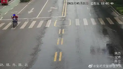 车牌号很清晰宝鸡司机违法行为曝光台随意超车还有很多不礼让行人