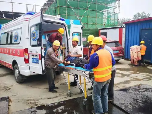 救援看着都疼一建筑工人脚被小拇指粗细钢筋刺入半个脚掌,消防紧急救援