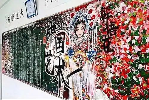 小学生创新黑板报,美术老师看了夸赞不已,班主任却不赞同