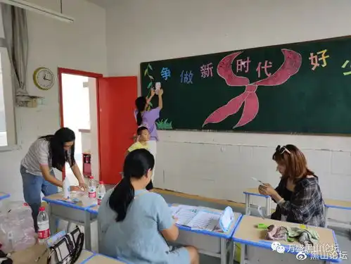 红领巾心向党争做新时代好少年万小黑板报凝心聚力