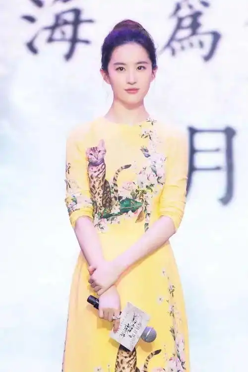 45岁以上女人穿衣服,建议远离这2种廉价色,否则显老土气