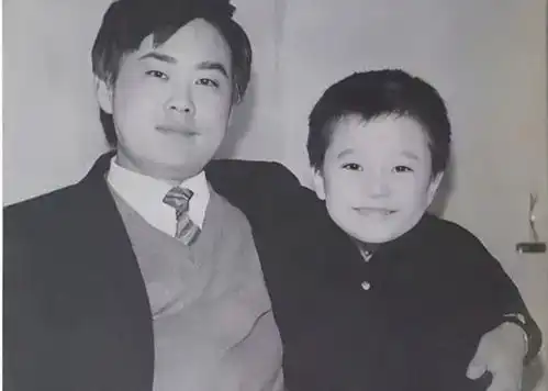 郑渊洁只有小学文凭,却成童话大王,与北大教授对垒35年不败