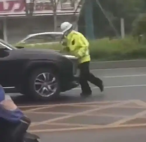 南通一辆蔚来压双黄线掉头被拦,嚣张的车主强行顶着交警往前行驶