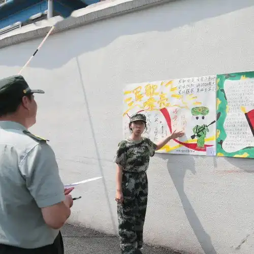 湖南大学武装部副部长戴谋元一行为留学基地2021级新生军训板报评奖