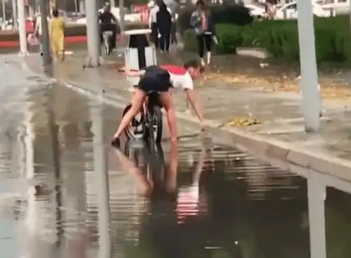 暴风雨后,小学生停车清掏井盖垃圾小小背影透着大力量