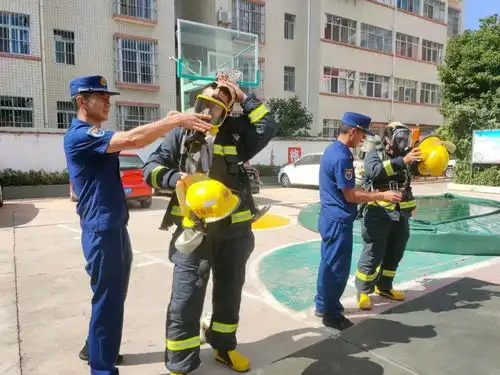 20余名团县委干部职工进消防队参观学习