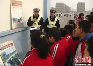 东营交警走进小学讲交通安全课
