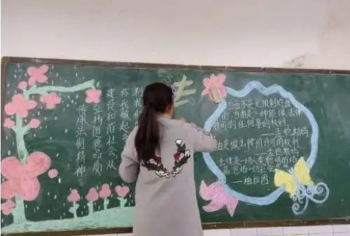 初中生黑板报火了,美术老师自愧不如,班主任看后舍不得擦掉