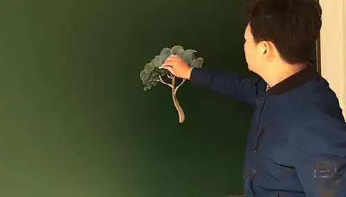 学校教师画黑板报,粉笔画让人称赞,绘画功底达到专家级别