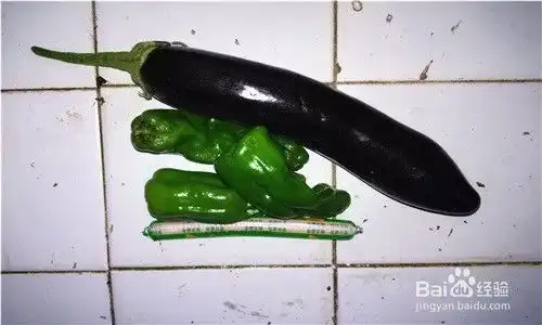 清爽的茄子青椒炒火腿肠的做法