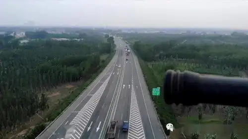 交警空中巡逻,为平安出行保驾护航