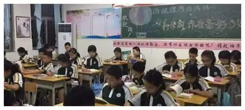中学现阴间板报,教师相片放中间,学生直言上课时后背发凉
